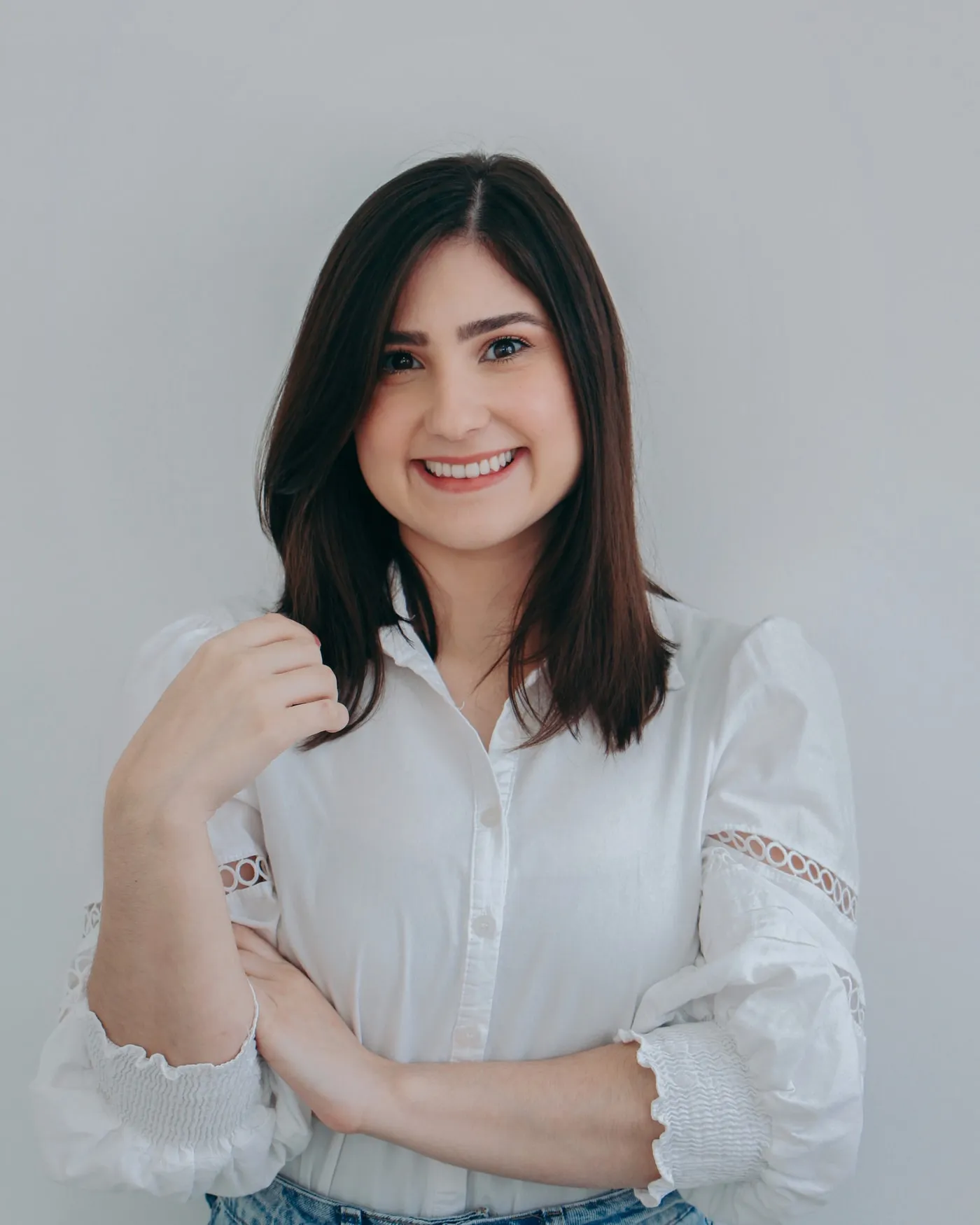 Bruna Rocha, psicóloga infantojuvenil, em retrato profissional sorrindo